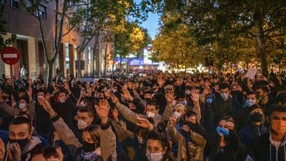 Cientos de personas se han manifestado en “solidaridad con los detenidos de vallecas” que hubo durante la concentración del viernes frente a la Asamblea de Madrid.