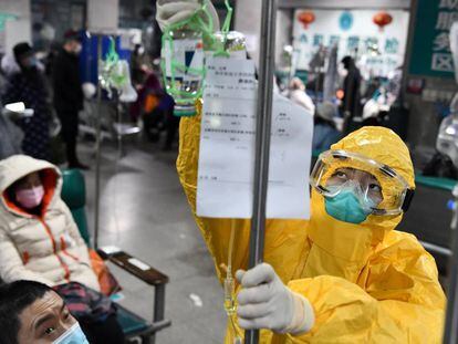 Personal sanitario prepara un gotero a un paciente en un hospital de Wuhan (China), foco del brote de coronavirus. 