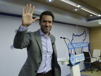 Borja Sémper saluda en la rueda de prensa de su despedida de la política. En vídeo, el dirigente del PP vasco anuncia que deja la política.