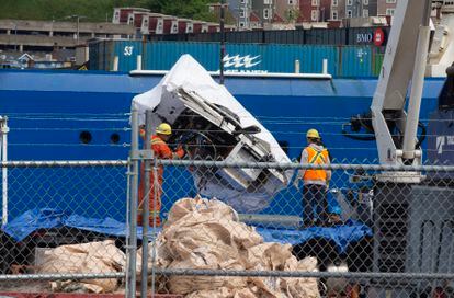 Dos operarios descargan fragmentos del 'Titan', el miércoles en el puerto de San Juan de Terranova (Canadá).