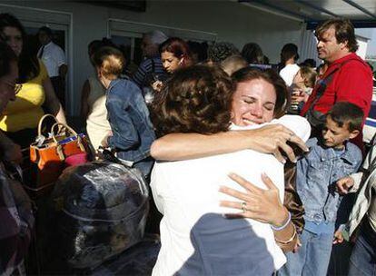 Dos familiares se abrazan en el aeropuerto de La Habana tras llegar una de ellas desde Estados Unidos.