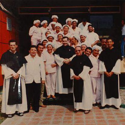 José Herrera, el <i>padre Pepe</i> (en el centro), con otros miembros y empleados de Obreros de la Cruz.