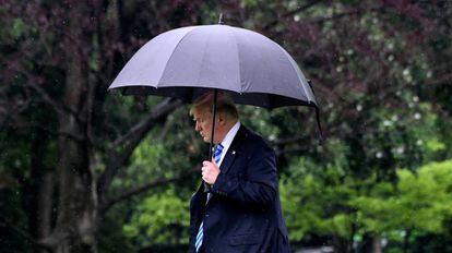 Donald Trump camina hacia el Marine One.