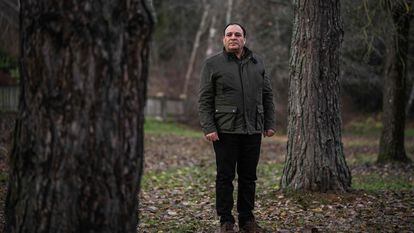 Bulent Kenes, periodista turco exiliado en Suecia, en noviembre en un bosque cercano a Estocolmo.