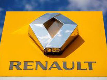 Logo de Renault en un concesionario en París, Francia. 