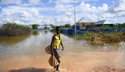 Un chico camina por una zona residencial inundada en Belet Weyne, en Somalia, el 30 de abril de 2018.