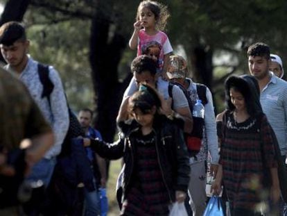 Un grupo de refugiados cruzan esta ma&ntilde;ana la frontera de Macedonia con Grecia.