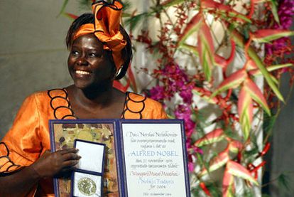 Wangari Maathai, durante la ceremonia de la entrega del Nobel de la Paz, en 2004.