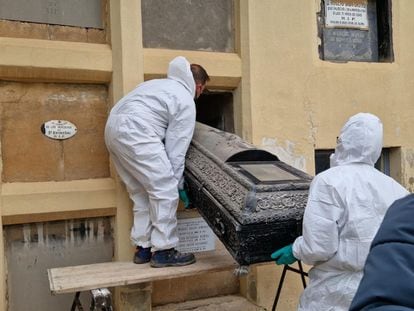 Exhumación del supuesto féretro de Joaquín Gaztambide en el cementerio de Tudela, este martes.