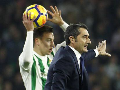 Valverde da instrucciones durante el duelo ante el Betis.