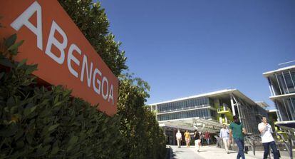 Empleados de Abengoa, salen y acceden a la sede central de la empresa ubicada en Palmas Altas, Sevilla.