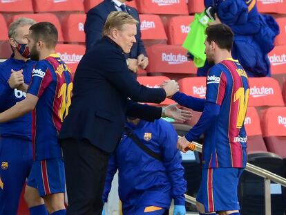 Koeman saluda a Messi, tras el último partido del Barcelona.