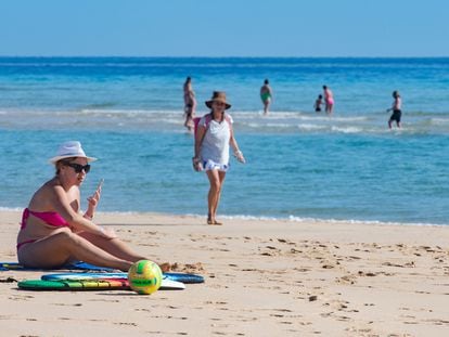 Varios turistas pasan el día en la playa de Jandia, este lunes en el municipio de Pájara (Fuerteventura).