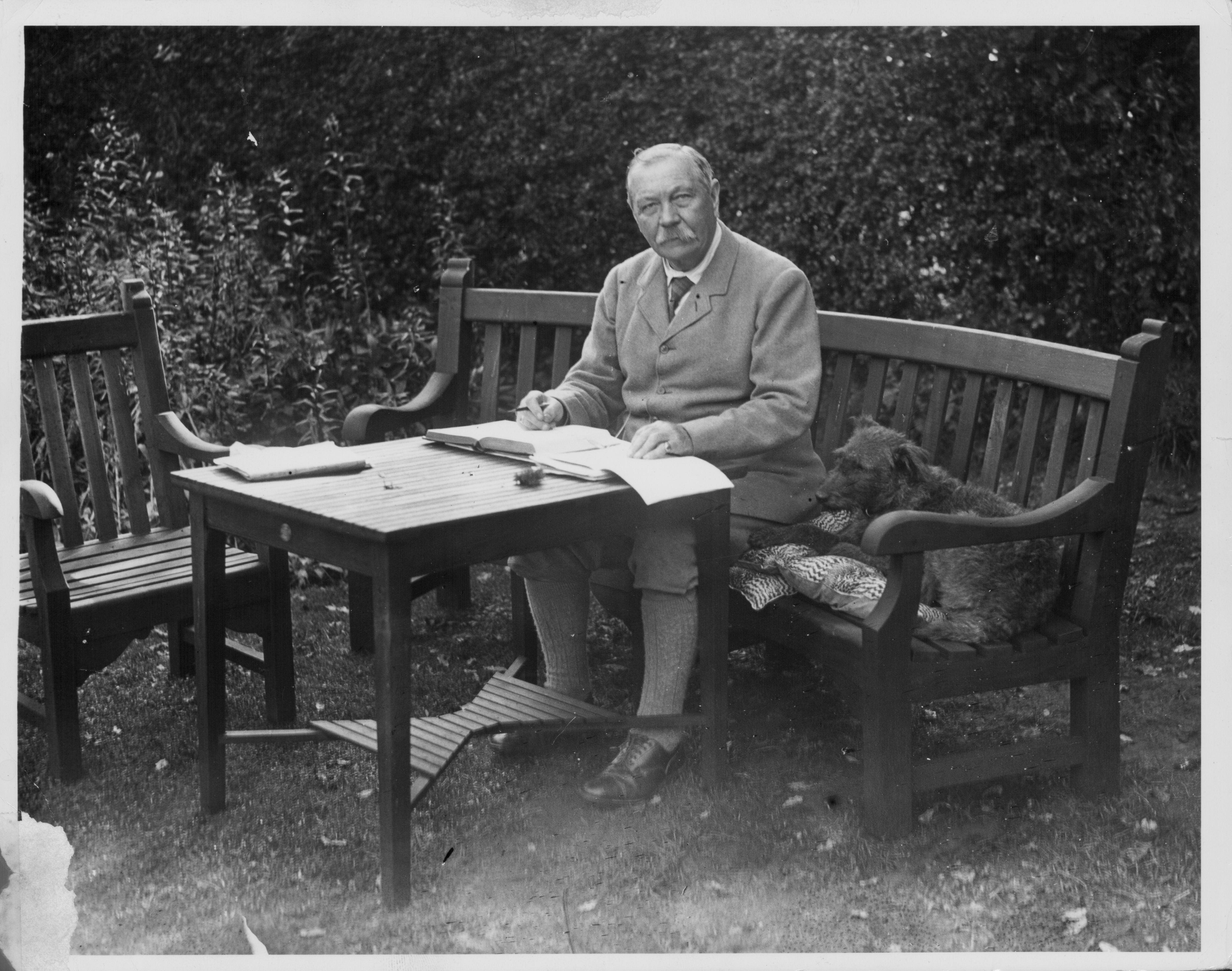 Arthur Conan Doyle en el jardín de su casa en Bignell Wood en 1927.