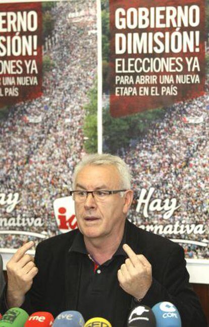 El coordinador federal de IU, Cayo Lara, hoy en rueda de prensa.