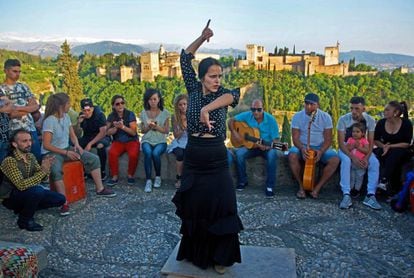 Flamenco en directo en el mirador de San Nicolás, en Granada.