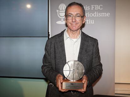 El periodista Robert Álvarez tras recoger el premio Fundació del Bàsquet Català de Periodisme Esportiu 2021 en la categoría de prensa escrita.