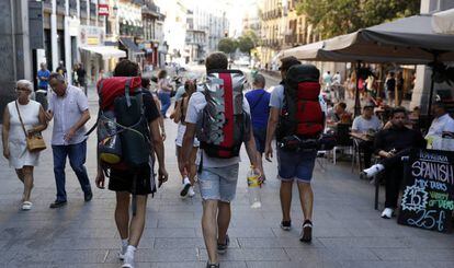 Turistas por el centro de Madrid que presuntamente se alojan en pisos turísticos.