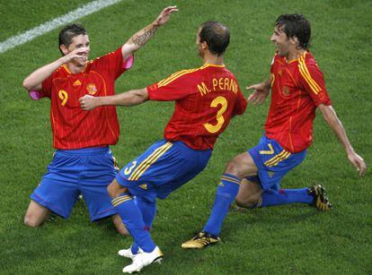 Raúl y Mariano Pernía felicitan a Torres tras marcar un gol.