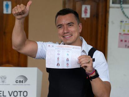 Daniel Noboa, candidato a la presidencia en Ecuador, este domingo tras votar.