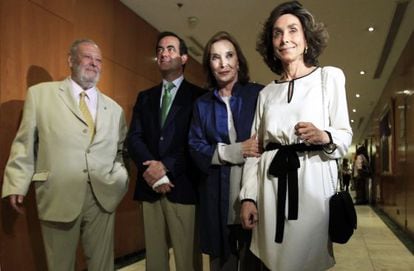 De izquierda a derecha, Jos&eacute; Luis Balb&iacute;n, Jos&eacute; Bono, Nuria Espert y Paloma Segrelles, en la presentaci&oacute;n del libro &#039;Tal como somos&#039;. 