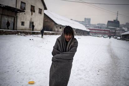 Un migrante en un campo de refugiados en Belgrado.