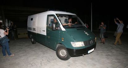 El furgón de la Guardia Civil que traslada al alcalde de Torredembarra a la prisión.