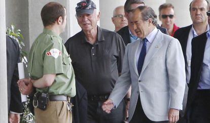 Michael Leven, con gorra, junto a Jesús Sainz, de PromoMadrid, a su llegada al aeropuerto de Barajas.
