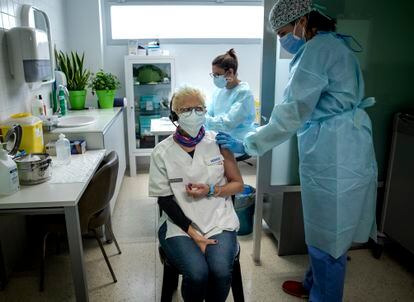 Segunda fase de la vacunación  Pfizer-BioNTech Covid-19  a sanitarios en un centro de salud en Valencia.
