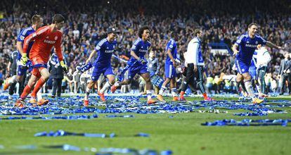 Los jugadores del Chelsea celebran el t&iacute;tulo.