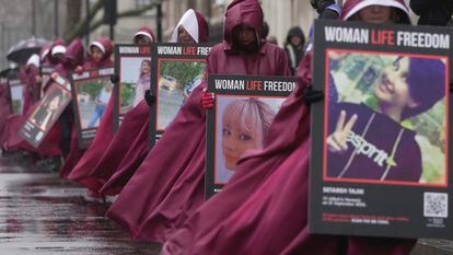 
Activistas en Londres muestran este 8 de marzo pancartas con retratos de mujeres asesinadas en Irán.
