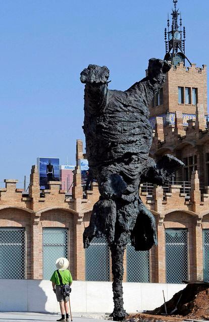 La escultura <i>El Gran elefant dret</i> de Miquel Barceló ha sido instalada en Caixaforum de Barcelona.