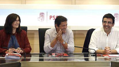 El presidente de la Comisi&oacute;n Gestora del PSOE, Javier Fern&aacute;ndez, con Mario Jim&eacute;nez y Ascensi&oacute;n Godoy.