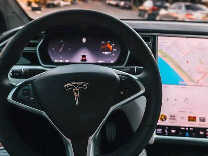 Tesla afina las indicaciones de pantalla en su modo de conducción autónoma
