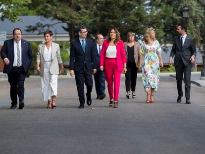 El ministro Bolaños y la consejera Vilagrà se saludan, junto a los demás miembros de ambos gobiernos, este miércoles en el complejo de La Moncloa.