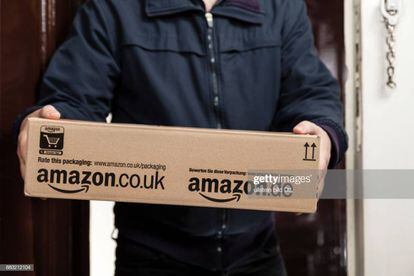 Repartidor de Amazon entrega un paquete.