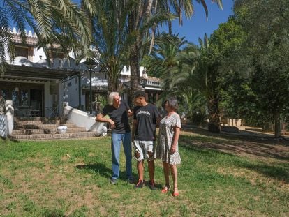 Ayoub (en el centro), con su familia colaboradora, Erwin Alderlieste y Hélène Roux, en la casa de la pareja en Valencina de la Concepción (Sevilla).