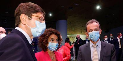 El presidente de Bankia, José Ignacio Goirigolzarri (a la izquierda) junto a la ministra de Hacienda, María Jesús Montero y el ministro de Ciencia, Pedro Duque, este lunes