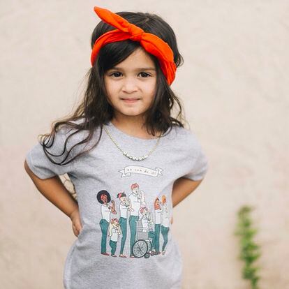 Una niña con una de las camisetas a la venta en Feminist Apparel.