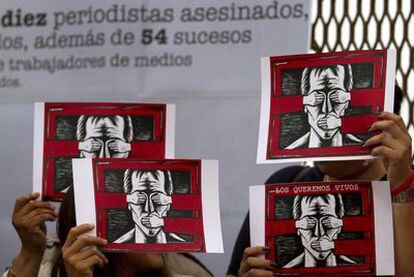 Un grupo de participantes en la manifestación que ha exigido el cese de las agresiones a los periodistas mexicanos en Tijuana (norte). Las marchas han recorrido la capital de México y una quincena de ciudades.