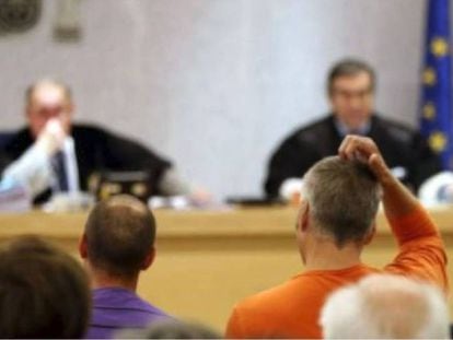 'Txapote', de espaldas y vestido de naranja, durante un juicio en 2012. En vídeo, el exjefe del aparato militar de ETA durante el juicio en la Audiencia Nacional.