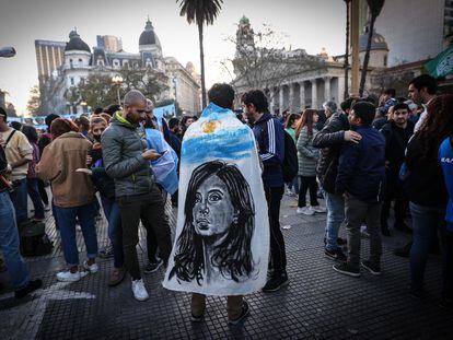 Manifestación en apoyo a la vicepresidenta argentina, Cristina Fernández de Kirchner, el día 3 en la plaza de Mayo, en Buenos Aires.