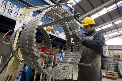 Un operario de European Security Fencing trabaja en la fabricación de una concertina.