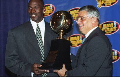 David Stern y Michael Jordan, en 1996.