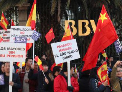 El banco se disculpa y acelera el desbloqueo a decenas de miles de afectados por sus controles antiblanqueo tras la presión de la comunidad en Madrid con el respaldo de las autoridades en Pekín