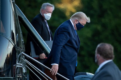 Mark Meadows (izquierda) acompaña al presidente Donald Trump tras su salida del hospital Walter Reed, el 2 de octubre de 2020.