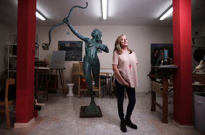 Natividad Sánchez Fernández, autora de Diana cazadora, situada en el edificio de Gran Via, 31, posa ante una de las maquetas del proyecto.