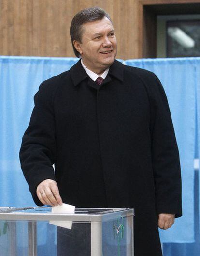 El líder opositor, Victor Yanukóvich, vota en un colegio electoral de Kiev. Yanukóvich venció en la primera vuelta de las elecciones presidenciales ucranias con más de 10 puntos de diferencia sobre Yulia Timoshenko.