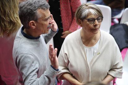 José Manuel López, exdiputado de Podemos en la Asamblea de Madrid, e Inés Sabanés, diputada en el Congreso de Más País-Equo, al inicio del acto de Sumar. 