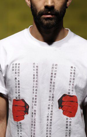 La camiseta Carta 08, que llevó a Lui Xiaobo a prisión.